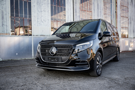 Mercedes v class three-quarter view