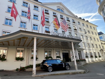 Range Rover Autobiography vor Hotel